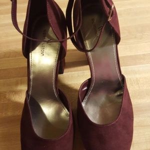 A PAIR WOMEN  BURGGUNDY HEELS